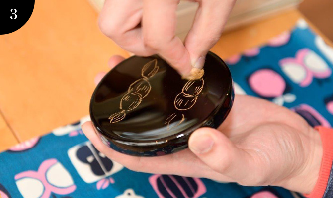 When coating with pure golden powder, the design surfaces.