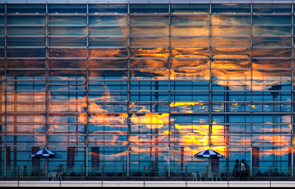 朱鷺メッセに反射する夕日／第21回日本夕日写真大賞・奨励賞「夕映」／撮影：工藤信朋さん