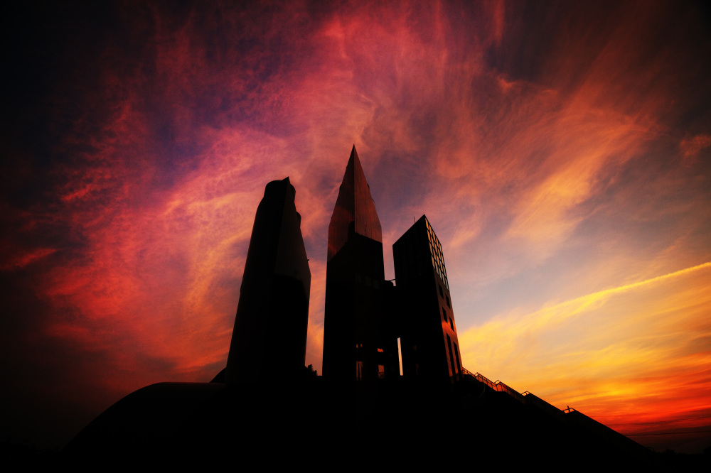 入船みなとタワー／第24回日本夕日写真大賞・優秀賞「天（そら）燃える」／撮影：榎本正芳さん