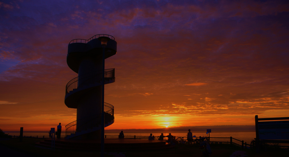 第24回日本夕日写真大賞・奨励賞 「日和山のひとたち」／撮影：金子克巳さん