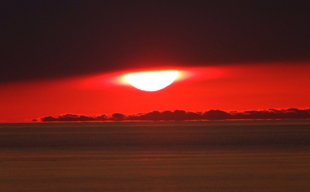 関屋浜からの眺め／第23回日本夕日写真大賞・優秀賞「新潟沖に蜃気楼」／撮影：井上栄子さん
