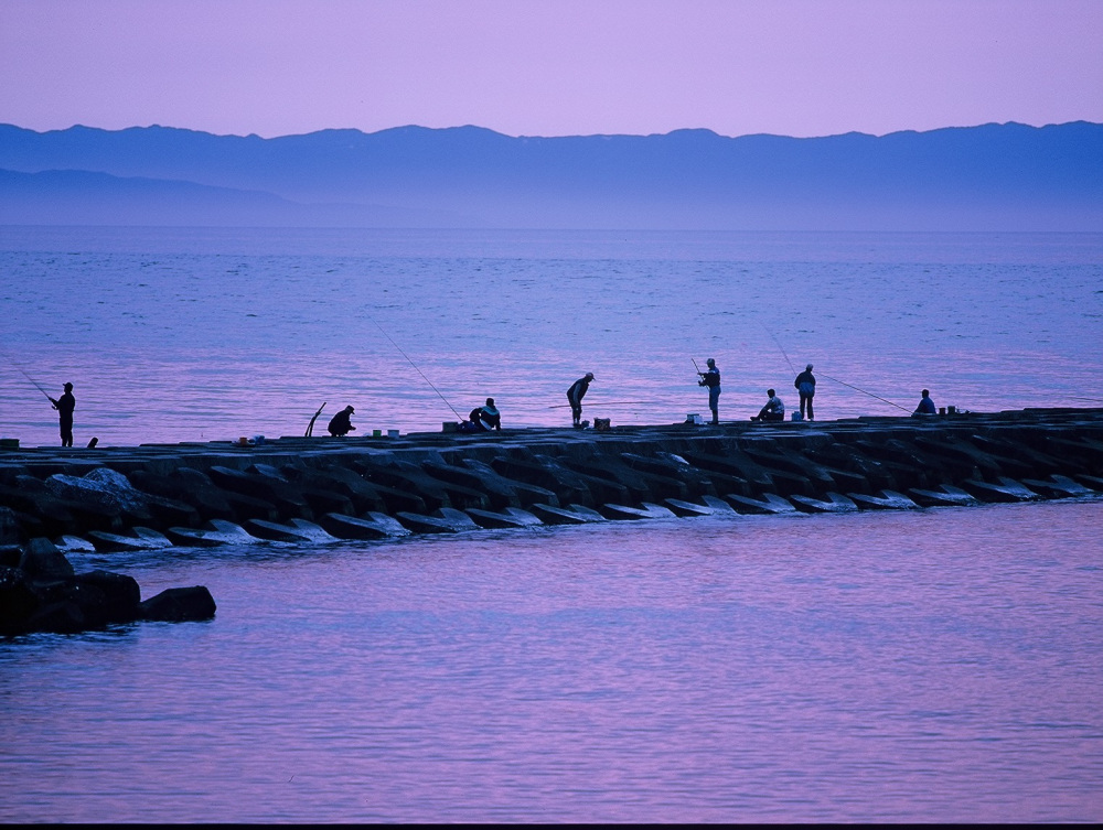 関屋浜からの眺め／第12回日本夕日写真大賞・優秀賞「夢色の釣り人」／撮影：藤木昇さん