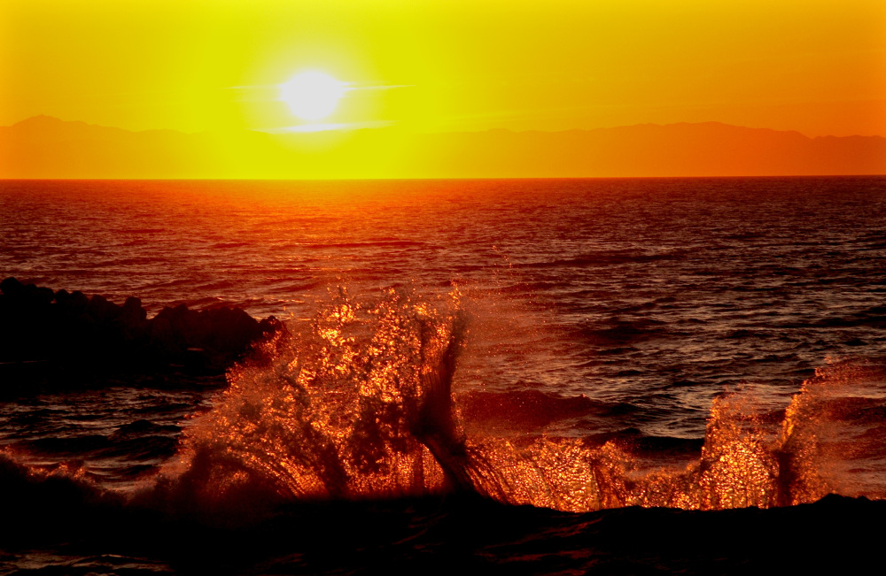 関屋分水／第16回日本夕日写真大賞・奨励賞「夕日に映える波」／撮影：工藤信朋さん