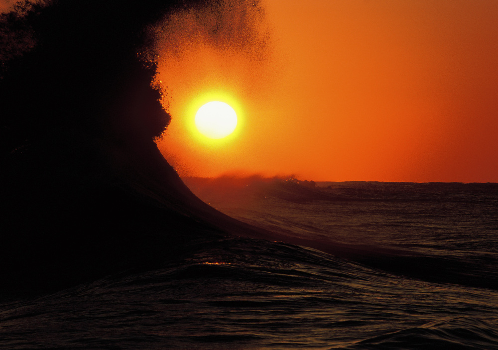 関屋分水／第17回日本夕日写真大賞・優秀賞「夕陽の波涛」／撮影：榎本隆一さん