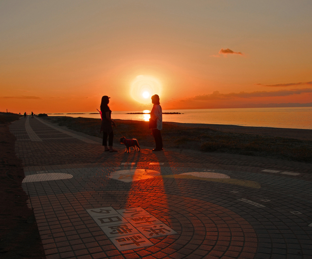 小針浜・夕日時計／第57回新潟市観光写真コンクール・入選「散歩路」／撮影：清水衛さん