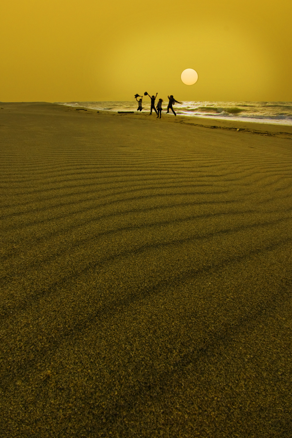 青山海岸（小針浜）／第22回日本夕日写真大賞・優秀賞「黄砂夕景」／撮影：織田優さん