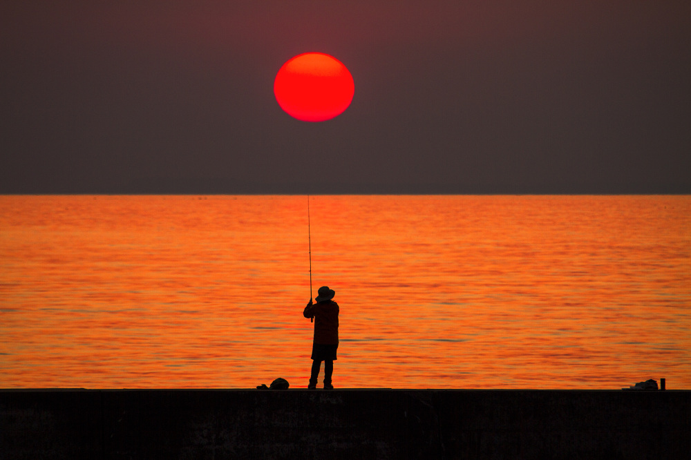 間瀬漁港／第25回日本夕日写真大賞・奨励賞「落陽の刻」／撮影：小関淳司さん