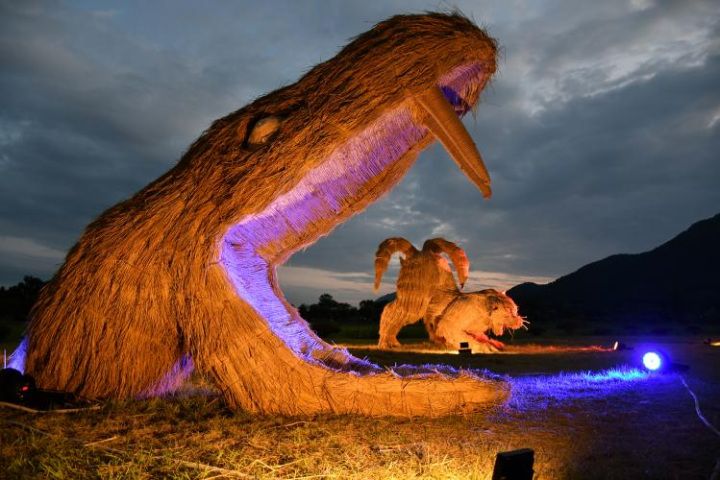 秋を彩る「わらアート」