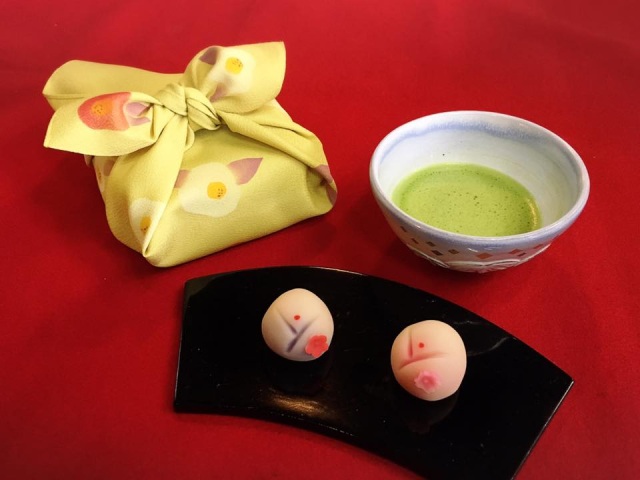 お庭を眺めながらお抹茶を！