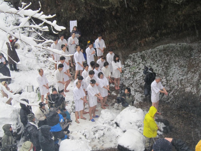 白玉の滝 寒篭り