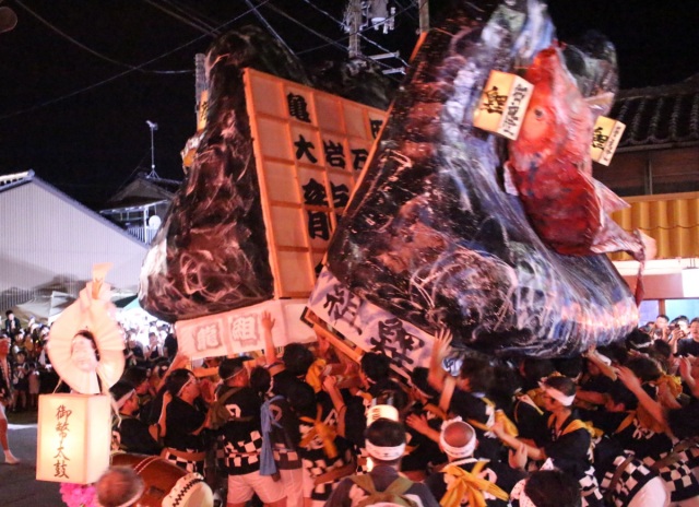 大岩万燈押し合い