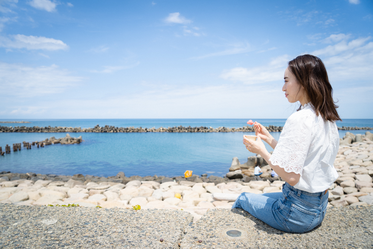堤防に座りながら新潟市の海を眺める